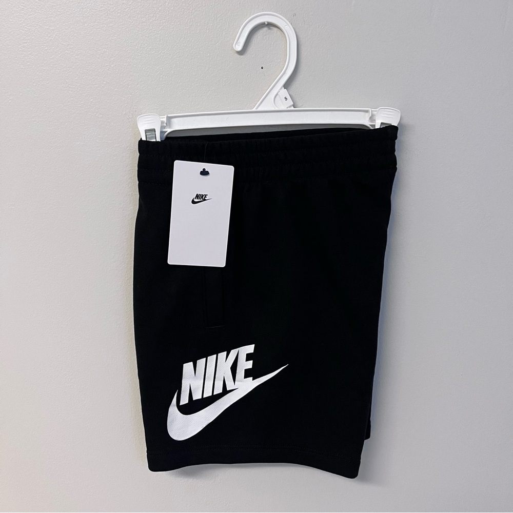 Nike logo kids black sweatshorts NWT pockets shorts